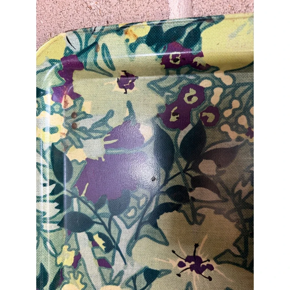 Vintage metal TV tray set features a vibrant 1960s or 70s floral pattern